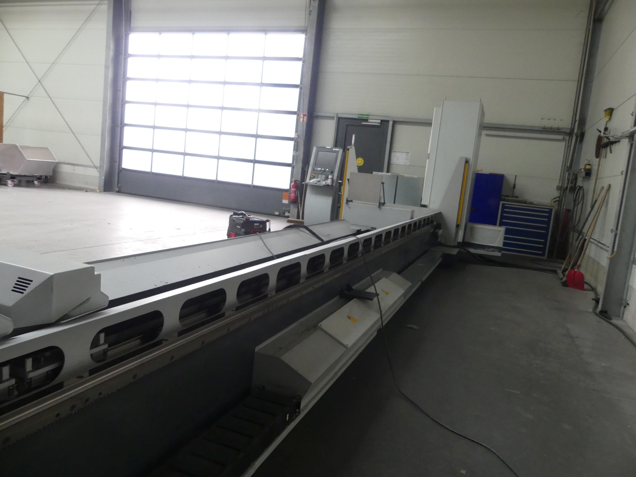 Sprzęt warsztatowy i akcesoria z byłej firmy zajmującej się konstrukcjami metalowymi-13