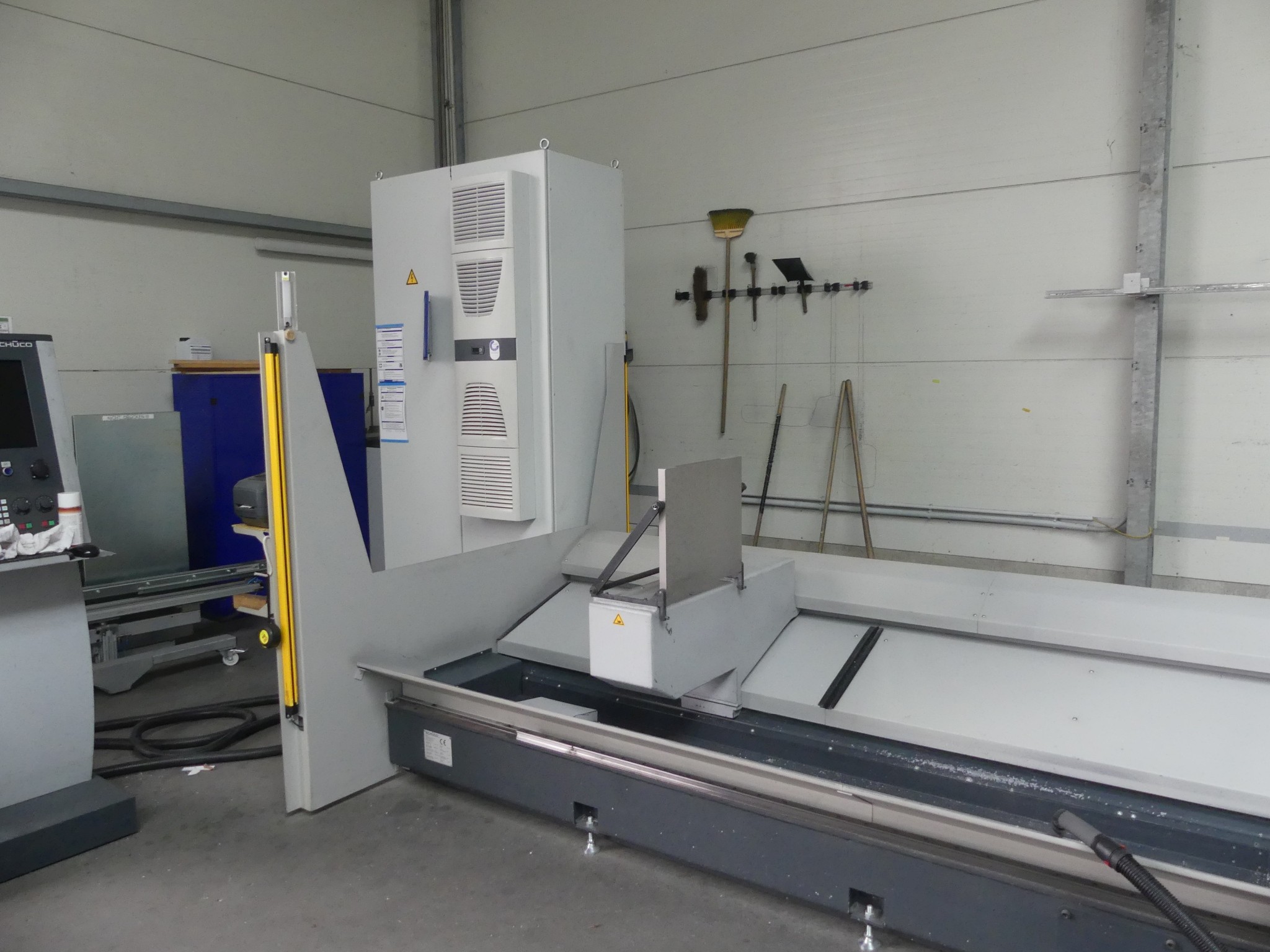 Sprzęt warsztatowy i akcesoria z byłej firmy zajmującej się konstrukcjami metalowymi-2