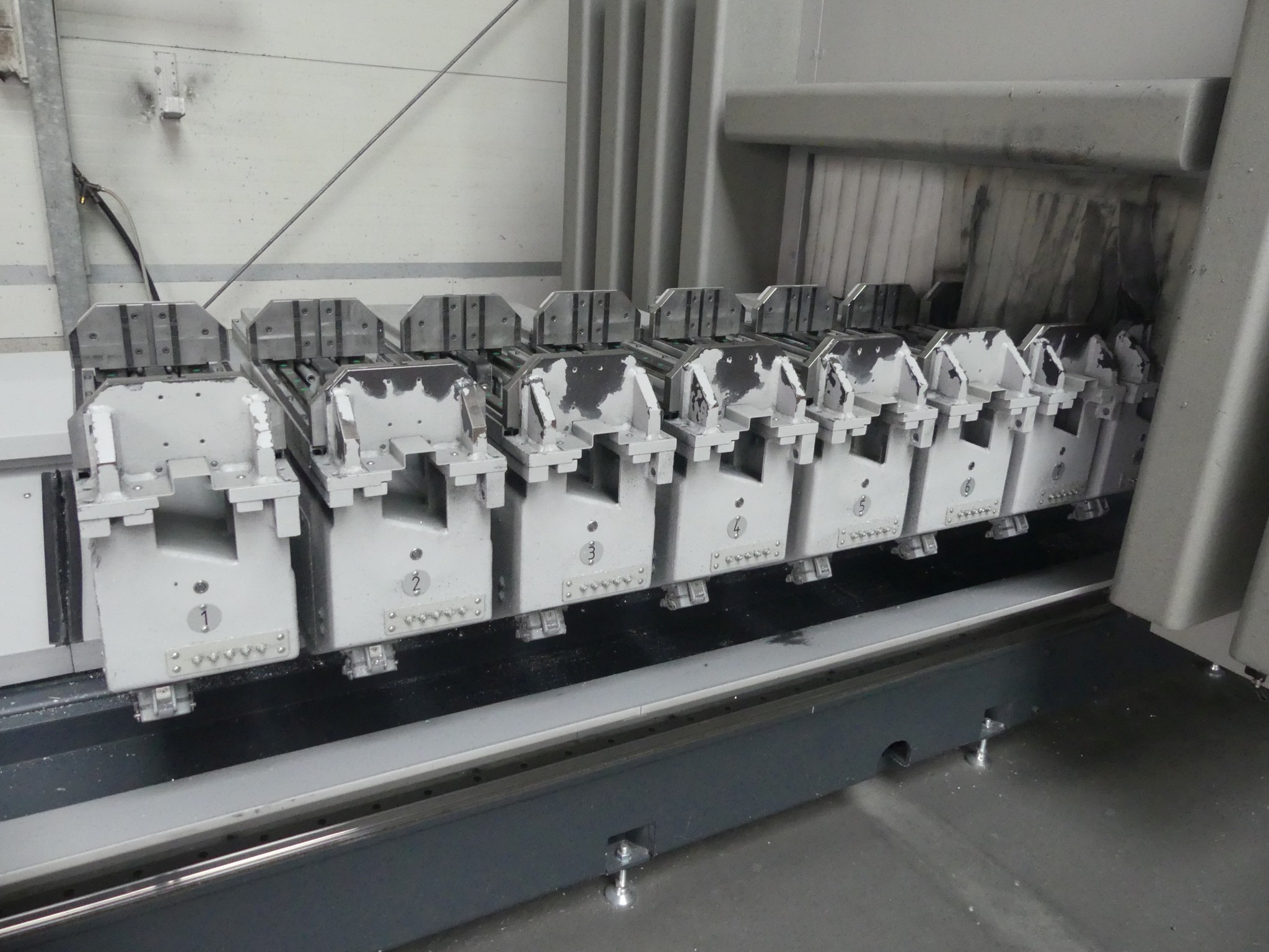 Sprzęt warsztatowy i akcesoria z byłej firmy zajmującej się konstrukcjami metalowymi-7