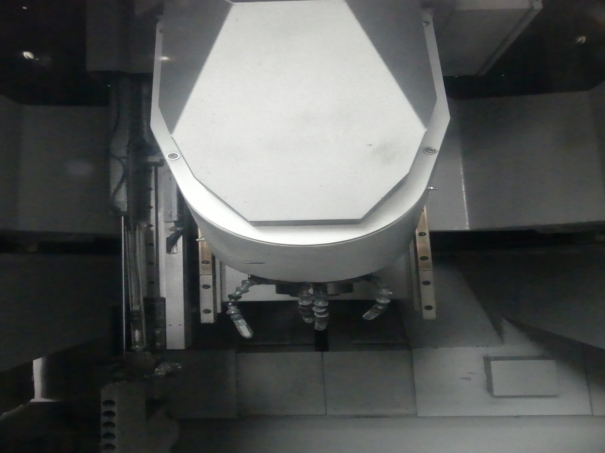 Sprzęt warsztatowy i akcesoria z byłej firmy zajmującej się konstrukcjami metalowymi-8