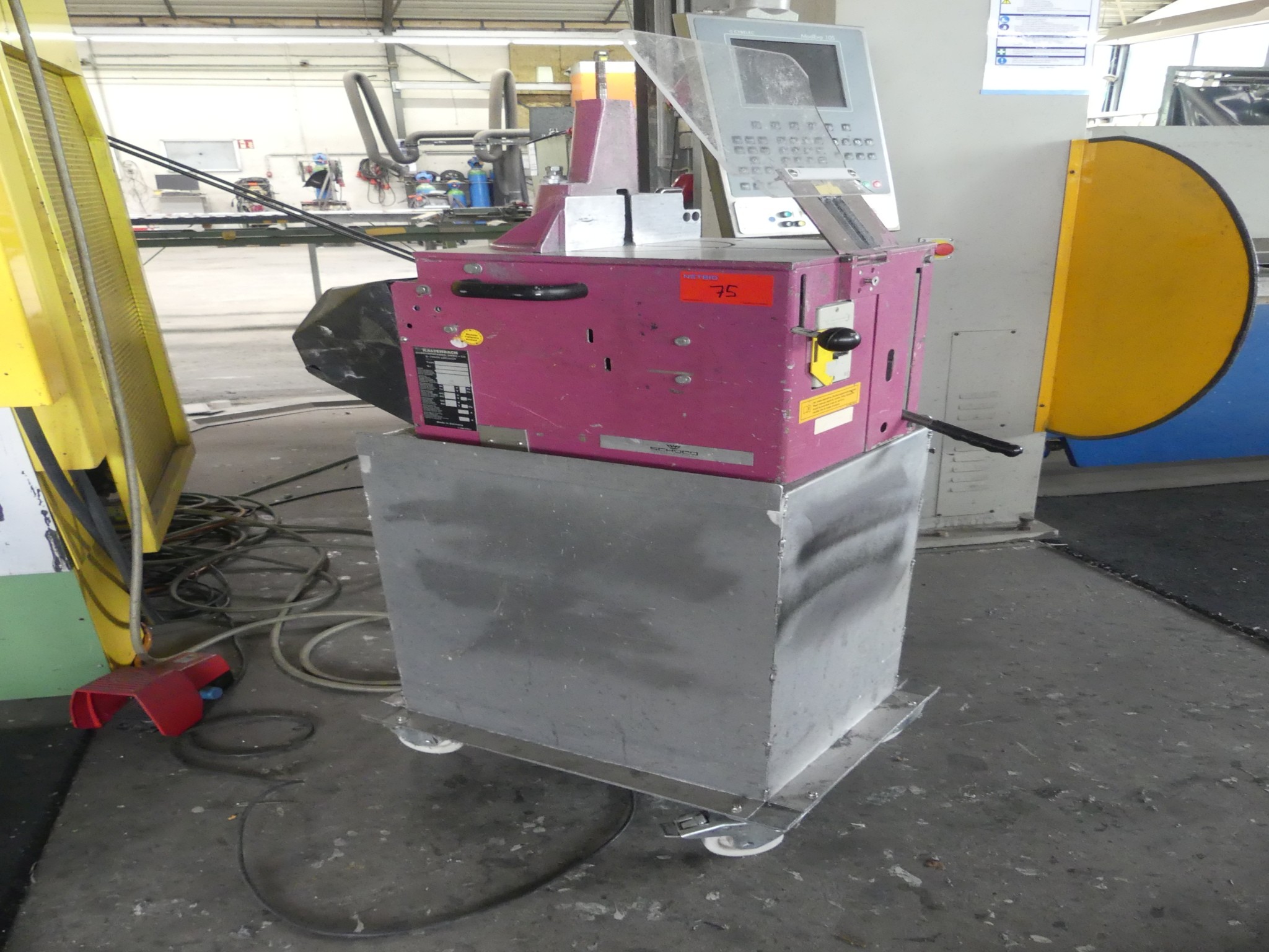 Sprzęt warsztatowy i akcesoria z byłej firmy zajmującej się konstrukcjami metalowymi-1