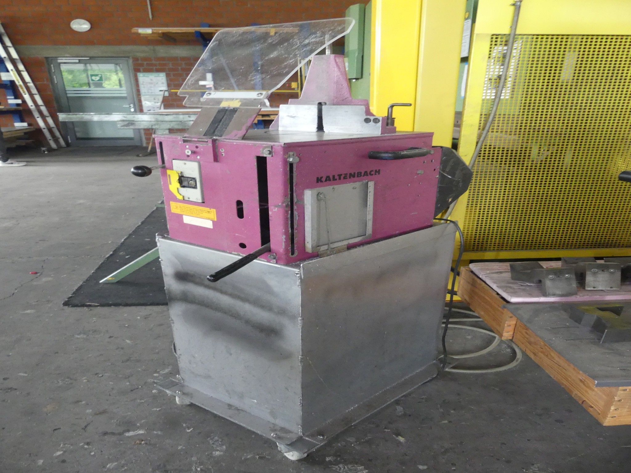 Sprzęt warsztatowy i akcesoria z byłej firmy zajmującej się konstrukcjami metalowymi-3