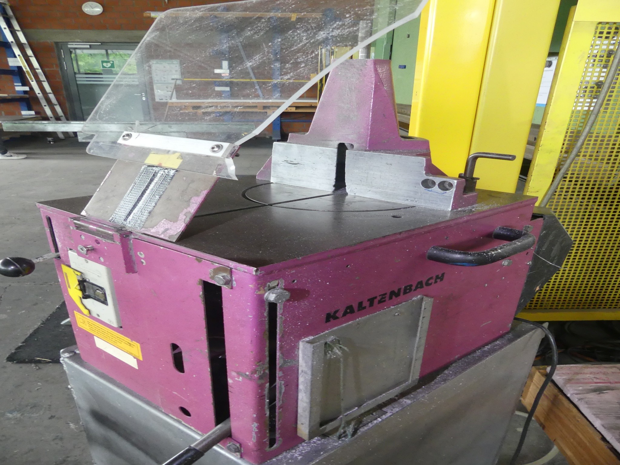 Sprzęt warsztatowy i akcesoria z byłej firmy zajmującej się konstrukcjami metalowymi-4