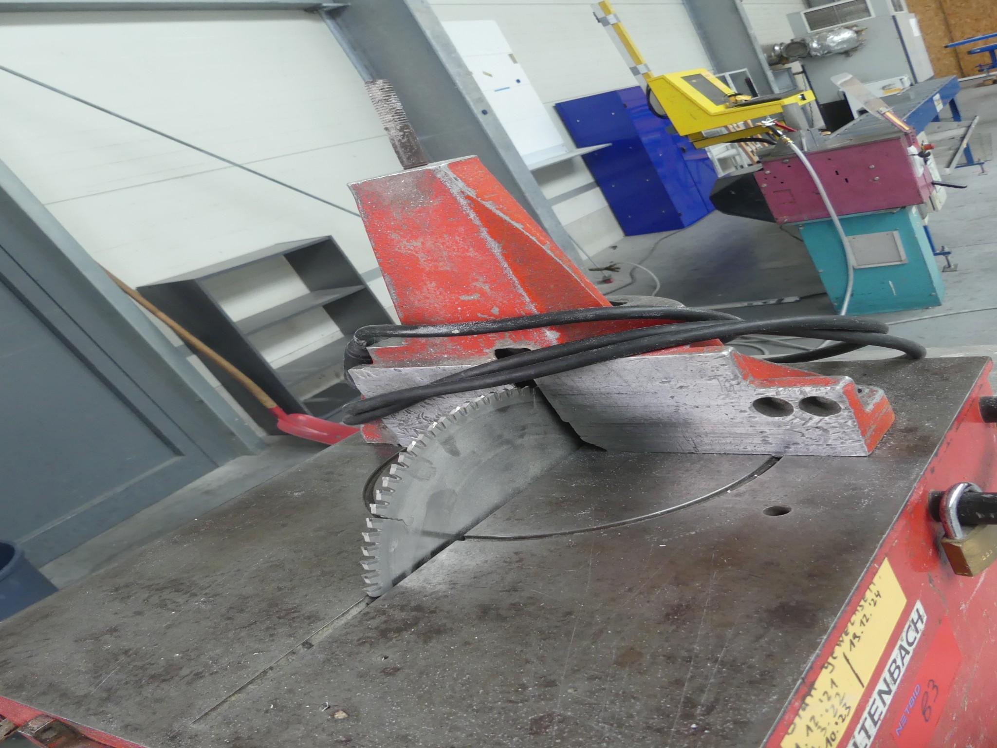 Sprzęt warsztatowy i akcesoria z byłej firmy zajmującej się konstrukcjami metalowymi-2