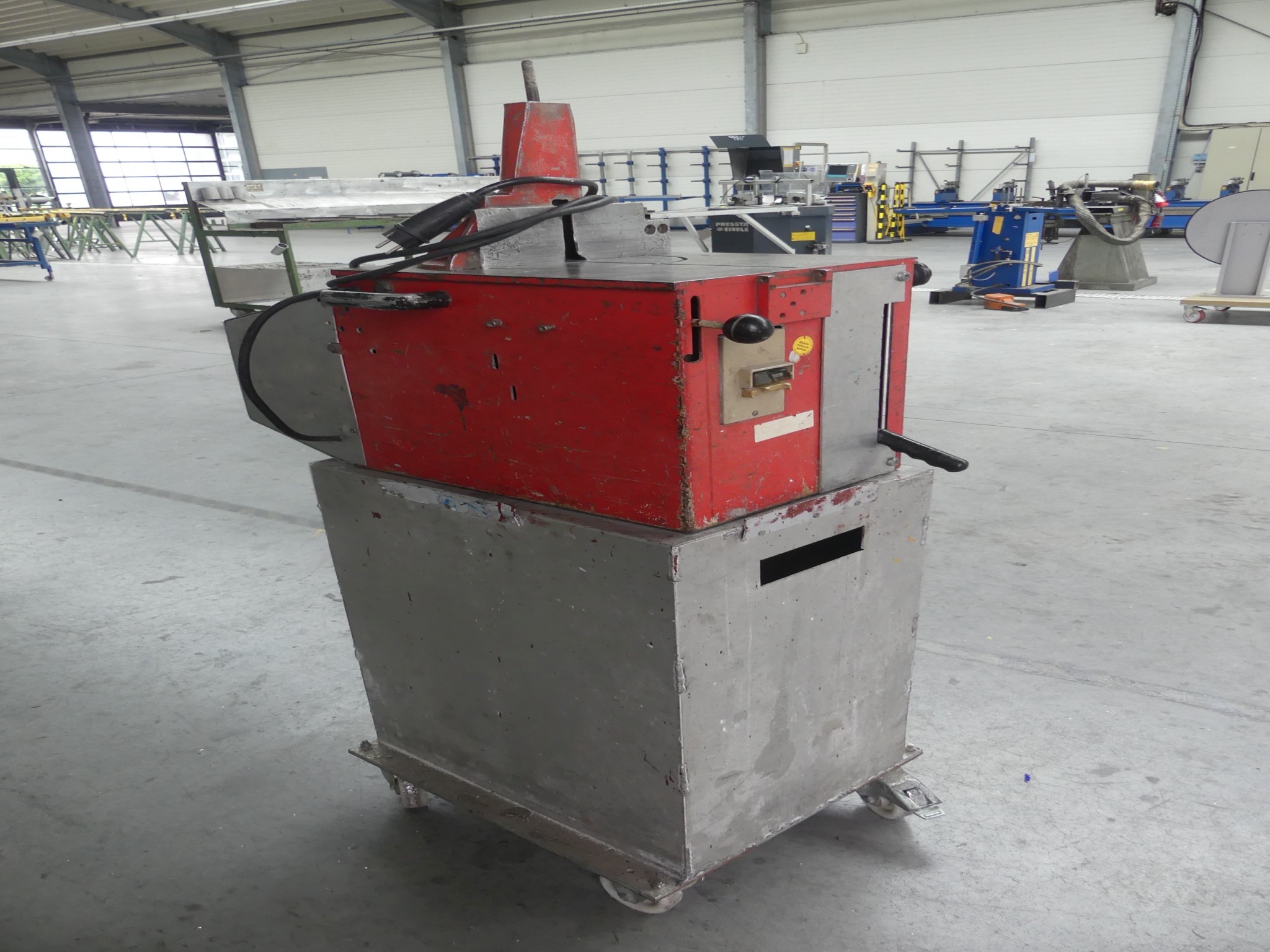 Sprzęt warsztatowy i akcesoria z byłej firmy zajmującej się konstrukcjami metalowymi-3