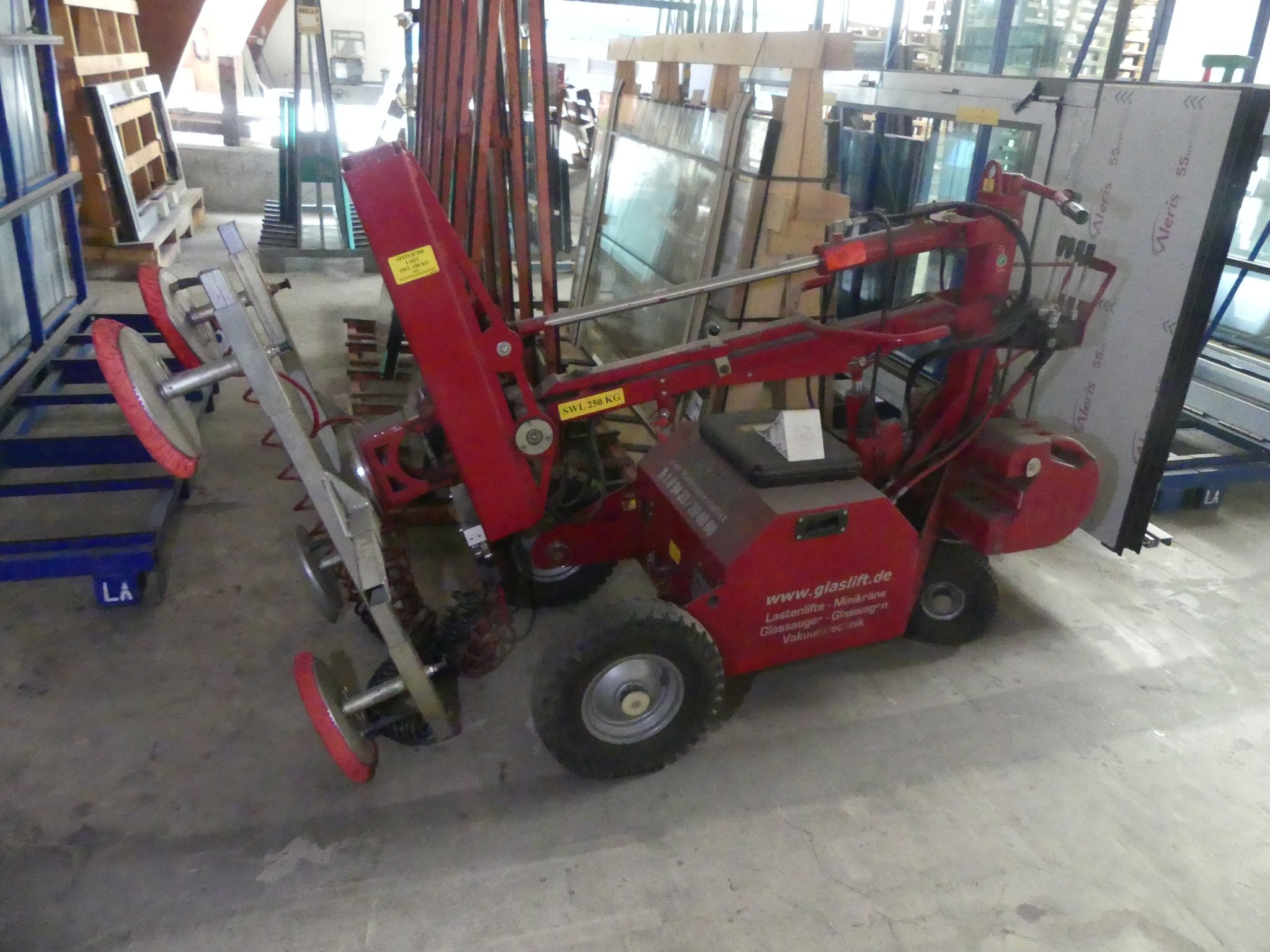 Equipamiento y accesorios de taller de una antigua empresa de construcciones metálicas-1