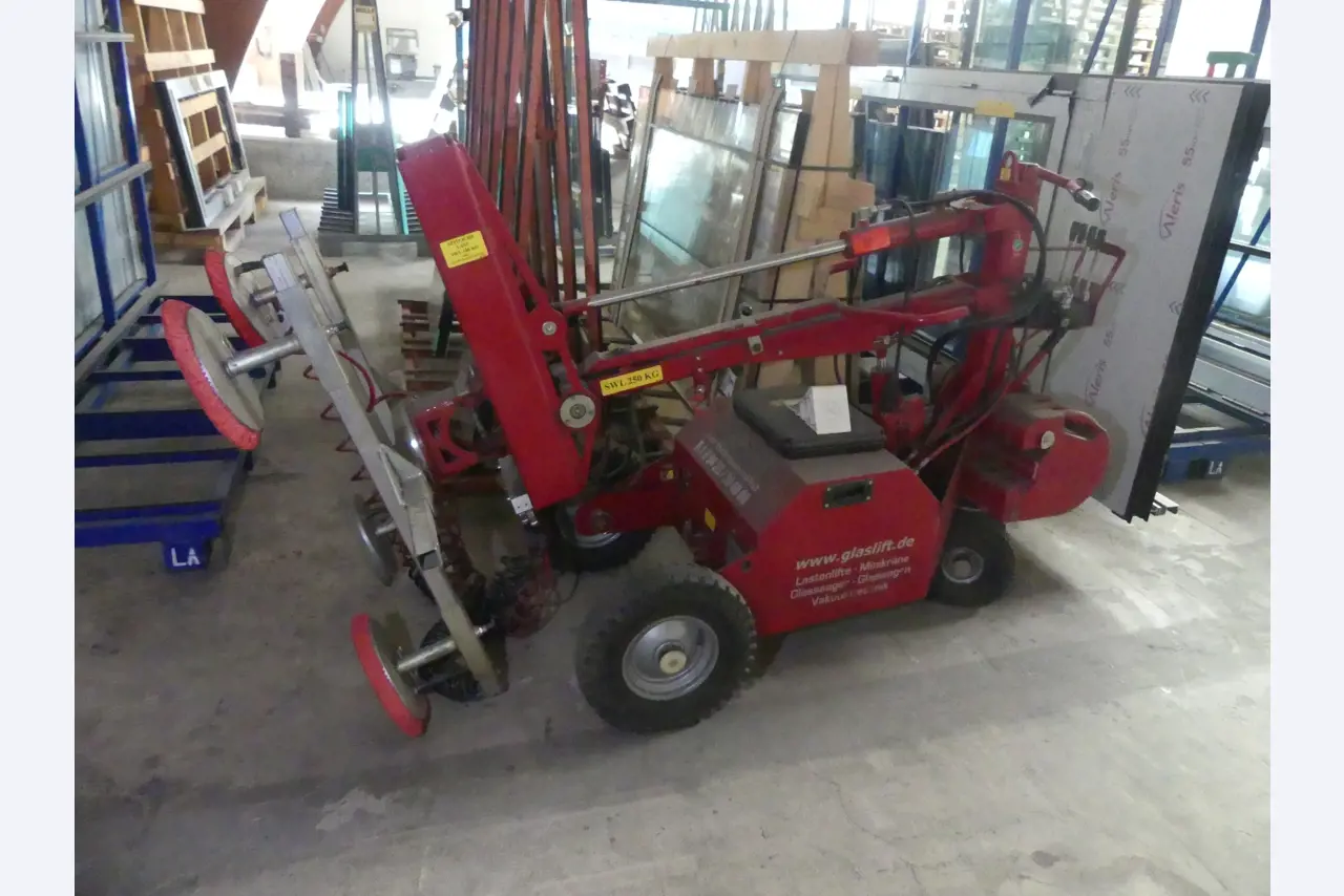 Equipamiento y accesorios de taller de una antigua empresa de construcciones metálicas-1