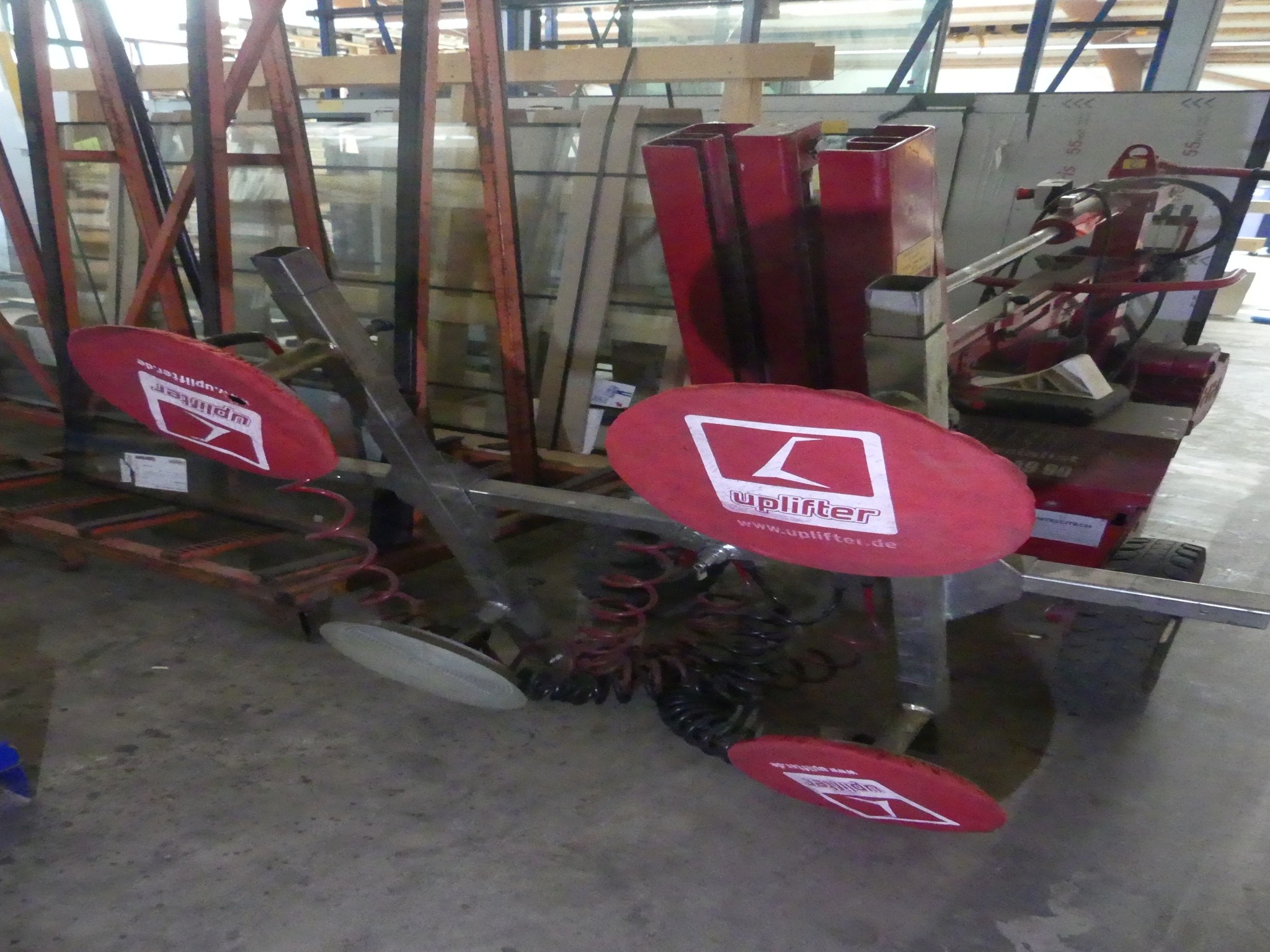 Equipamiento y accesorios de taller de una antigua empresa de construcciones metálicas-2