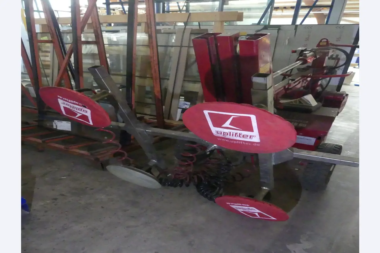 Equipamiento y accesorios de taller de una antigua empresa de construcciones metálicas-2