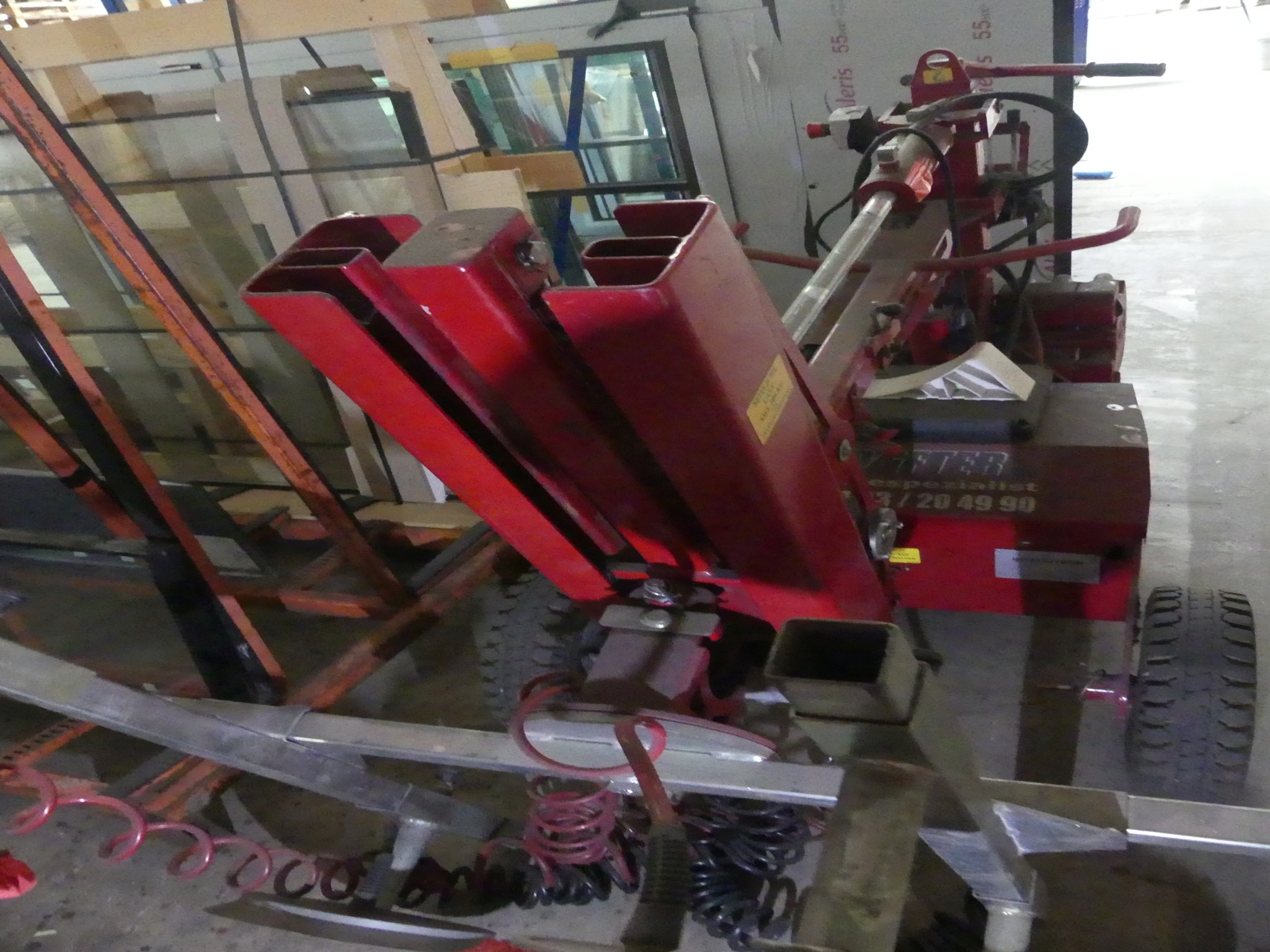 Equipamiento y accesorios de taller de una antigua empresa de construcciones metálicas-3