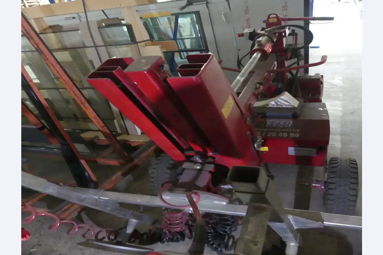 Equipamiento y accesorios de taller de una antigua empresa de construcciones metálicas-3