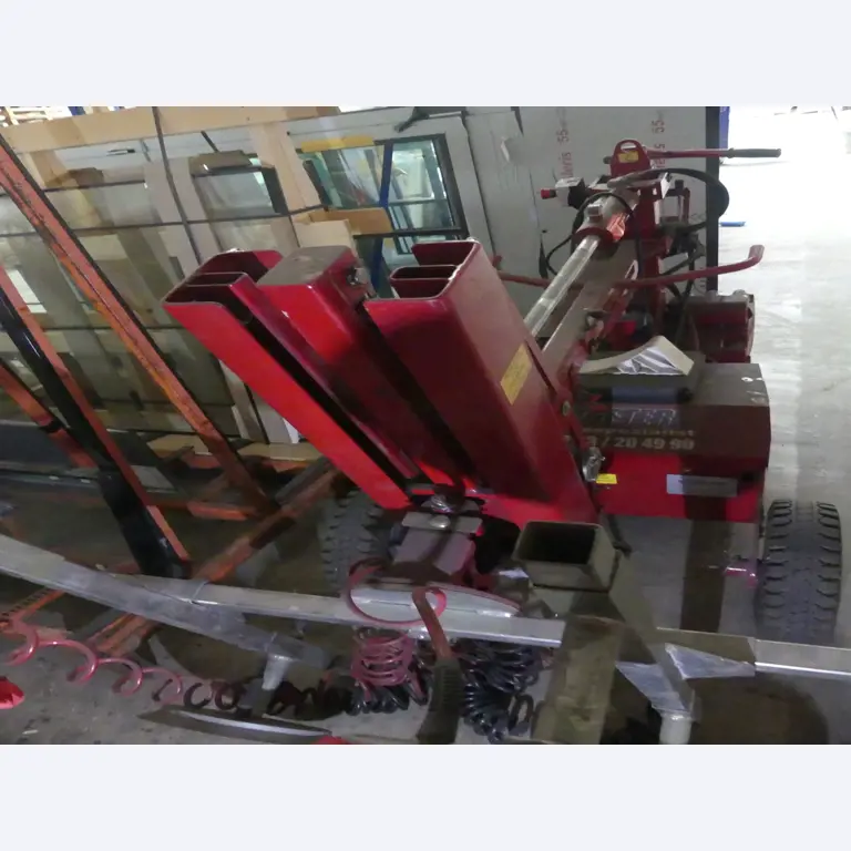 Equipamiento y accesorios de taller de una antigua empresa de construcciones metálicas-3