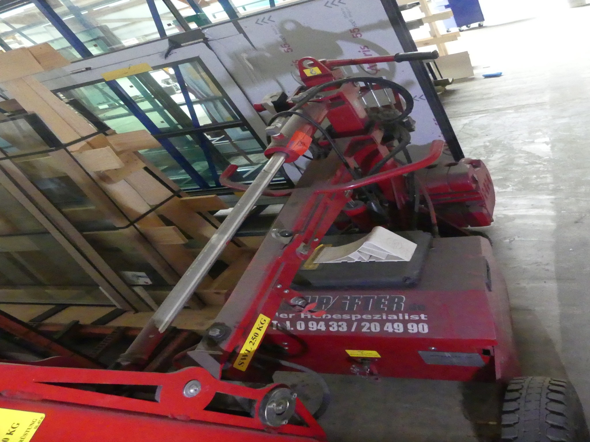 Equipamiento y accesorios de taller de una antigua empresa de construcciones metálicas-4