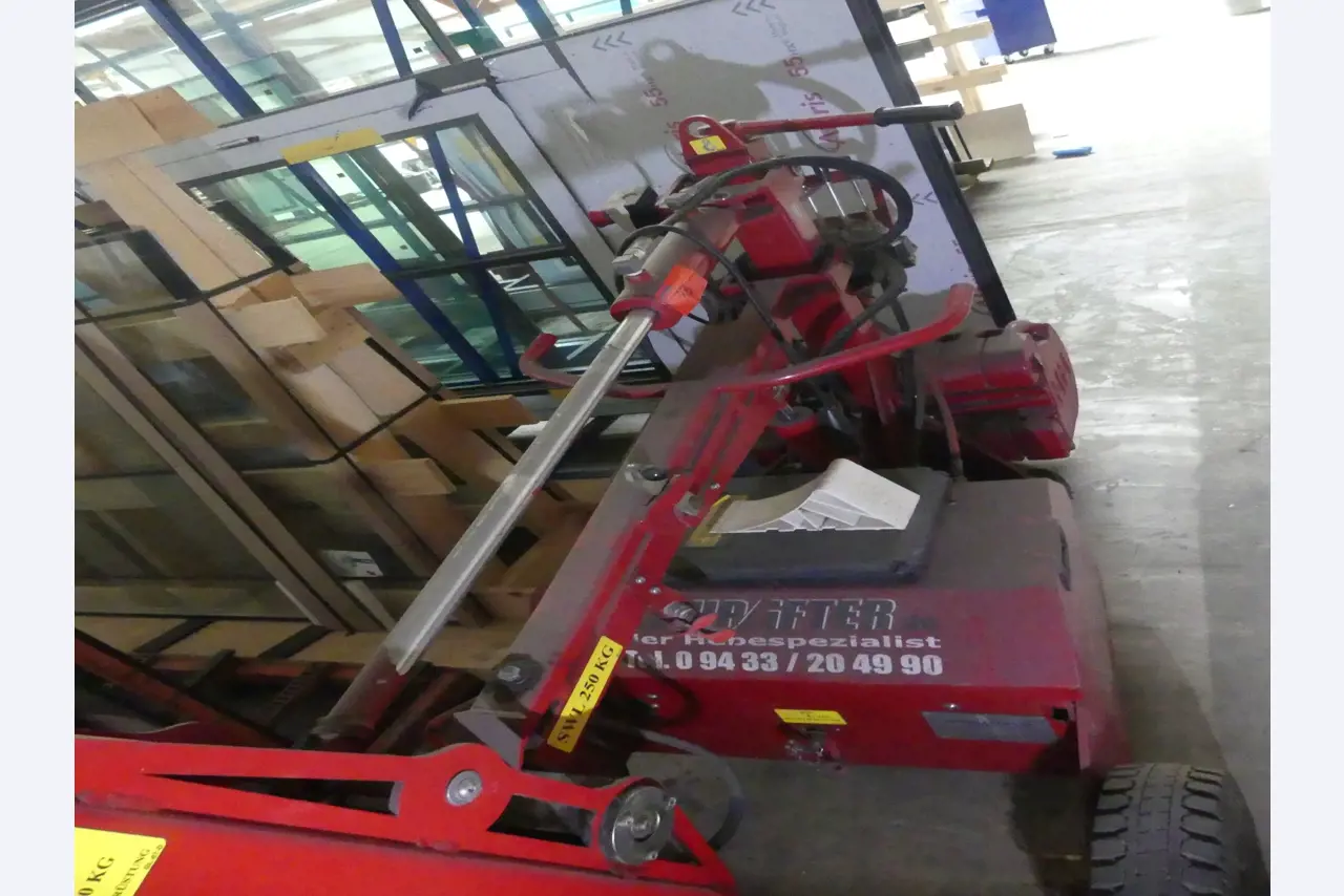 Equipamiento y accesorios de taller de una antigua empresa de construcciones metálicas-4