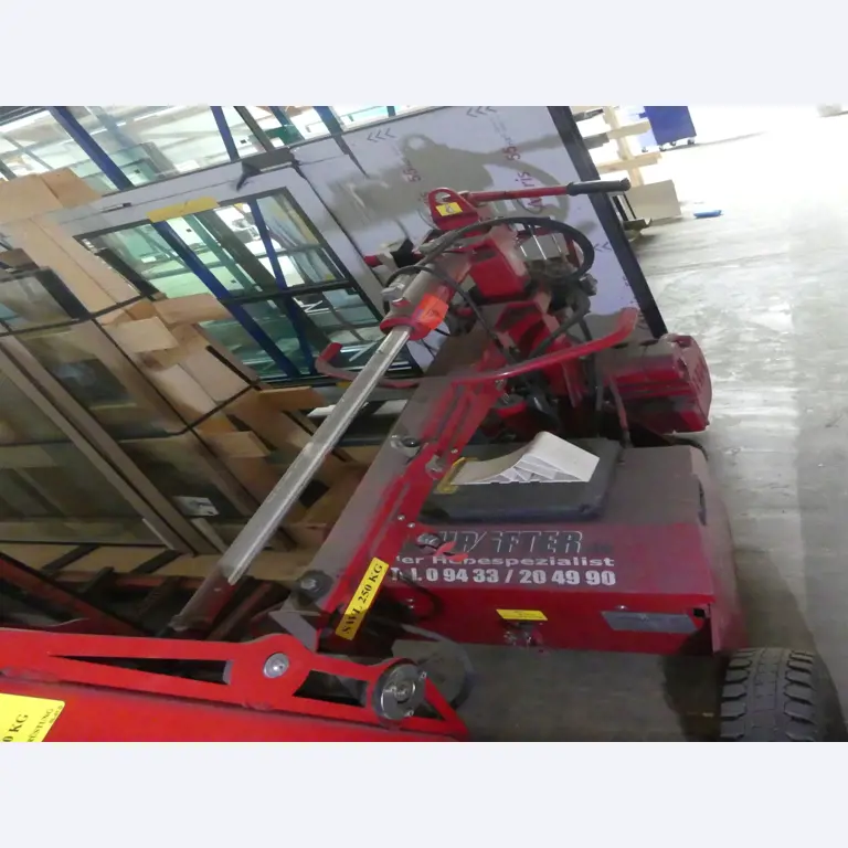 Equipamiento y accesorios de taller de una antigua empresa de construcciones metálicas-4