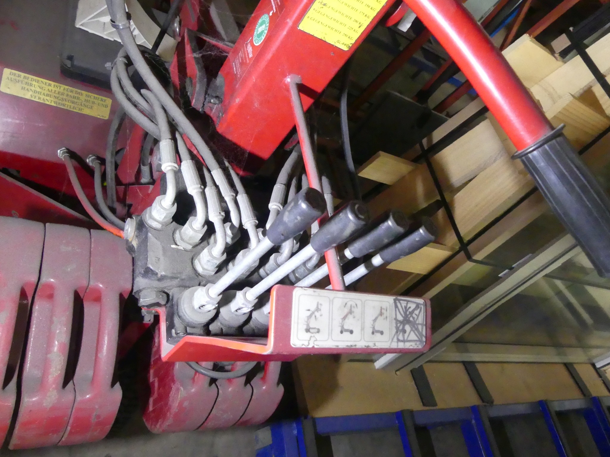 Equipamiento y accesorios de taller de una antigua empresa de construcciones metálicas-5