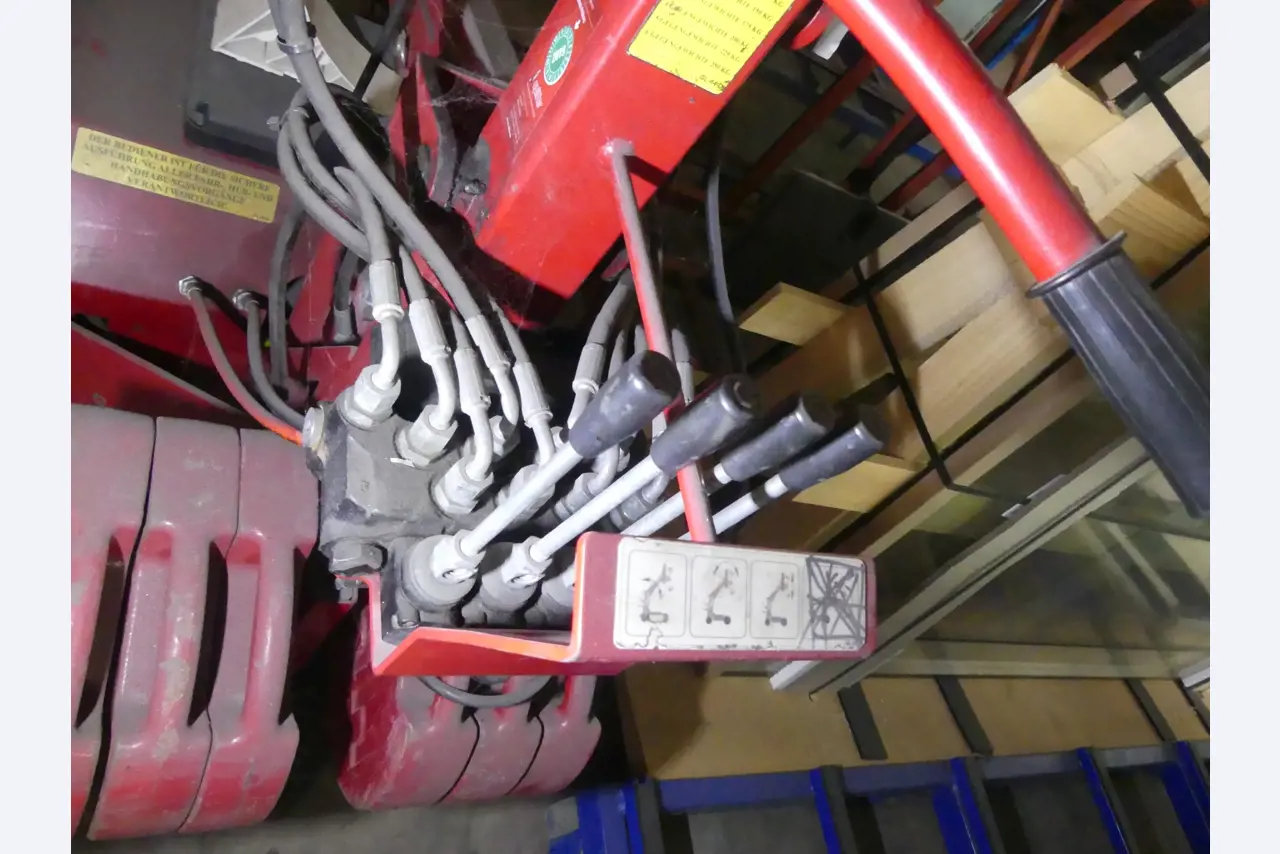 Equipamiento y accesorios de taller de una antigua empresa de construcciones metálicas-5