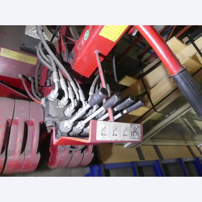 Equipamiento y accesorios de taller de una antigua empresa de construcciones metálicas-5