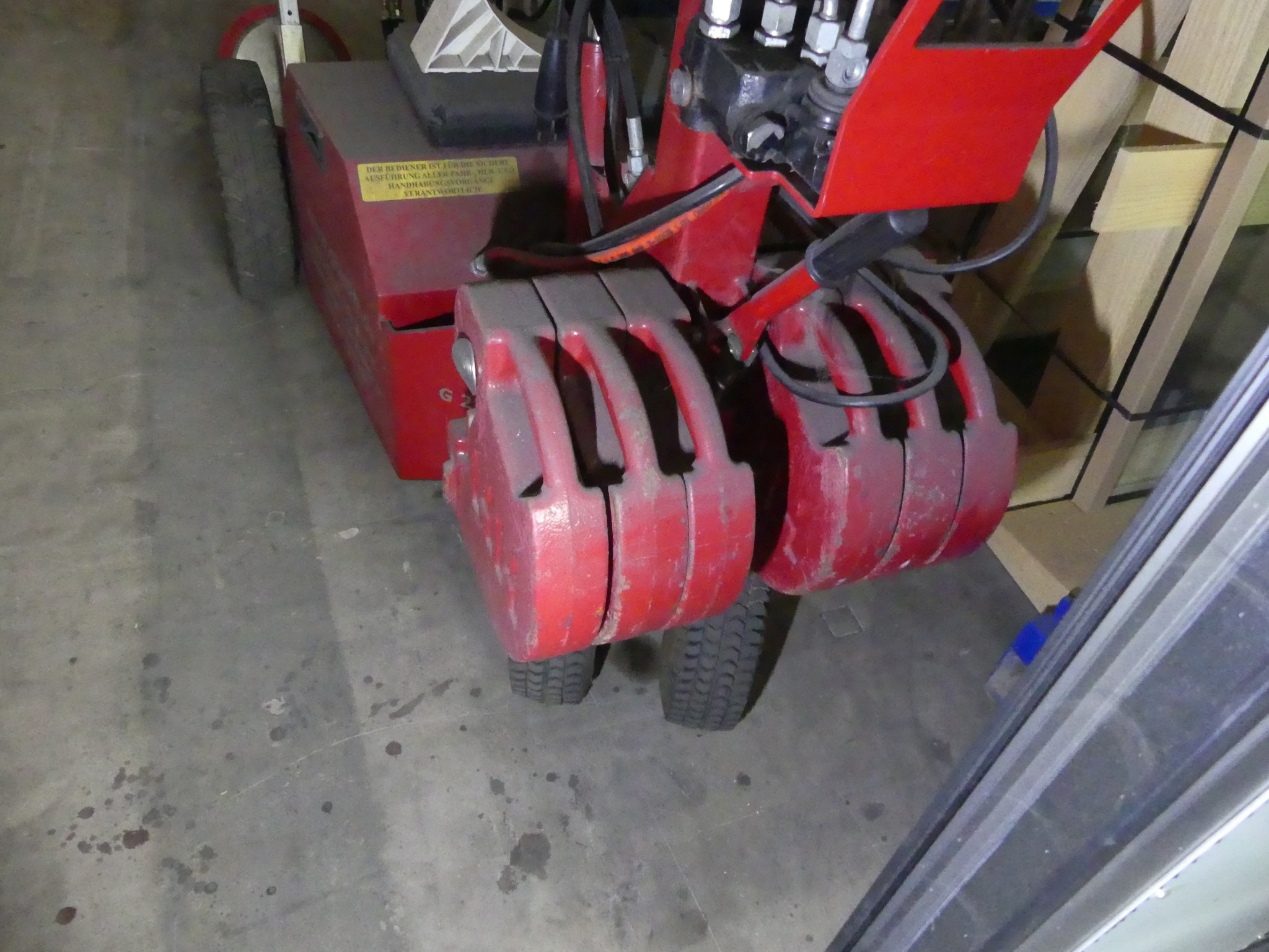 Equipamiento y accesorios de taller de una antigua empresa de construcciones metálicas-6