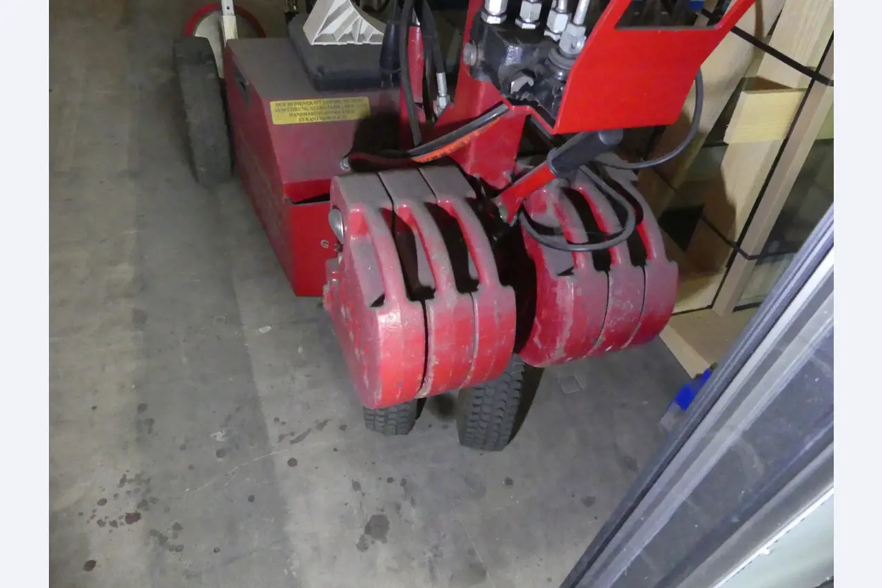 Equipamiento y accesorios de taller de una antigua empresa de construcciones metálicas-6