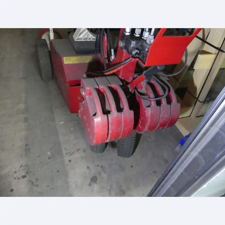 Equipamiento y accesorios de taller de una antigua empresa de construcciones metálicas-6