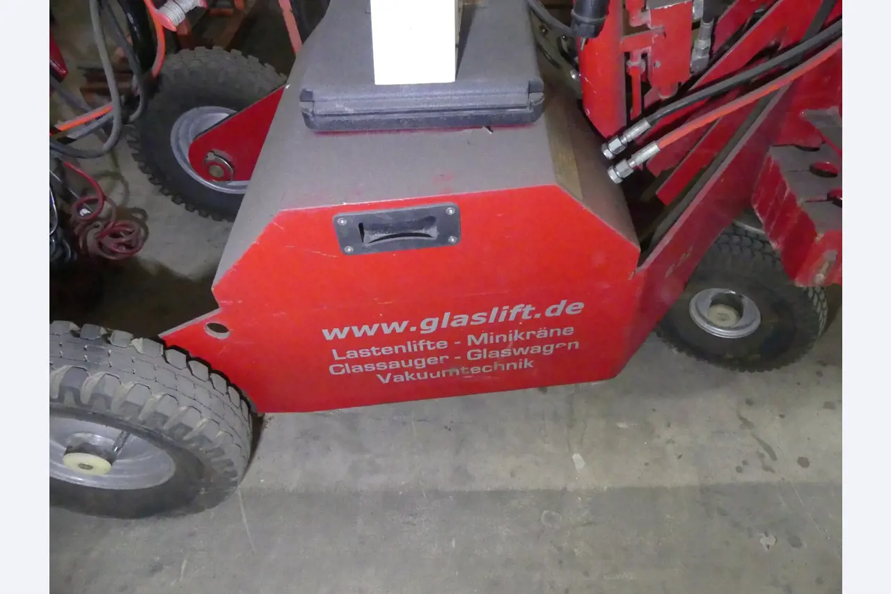 Equipamiento y accesorios de taller de una antigua empresa de construcciones metálicas-7