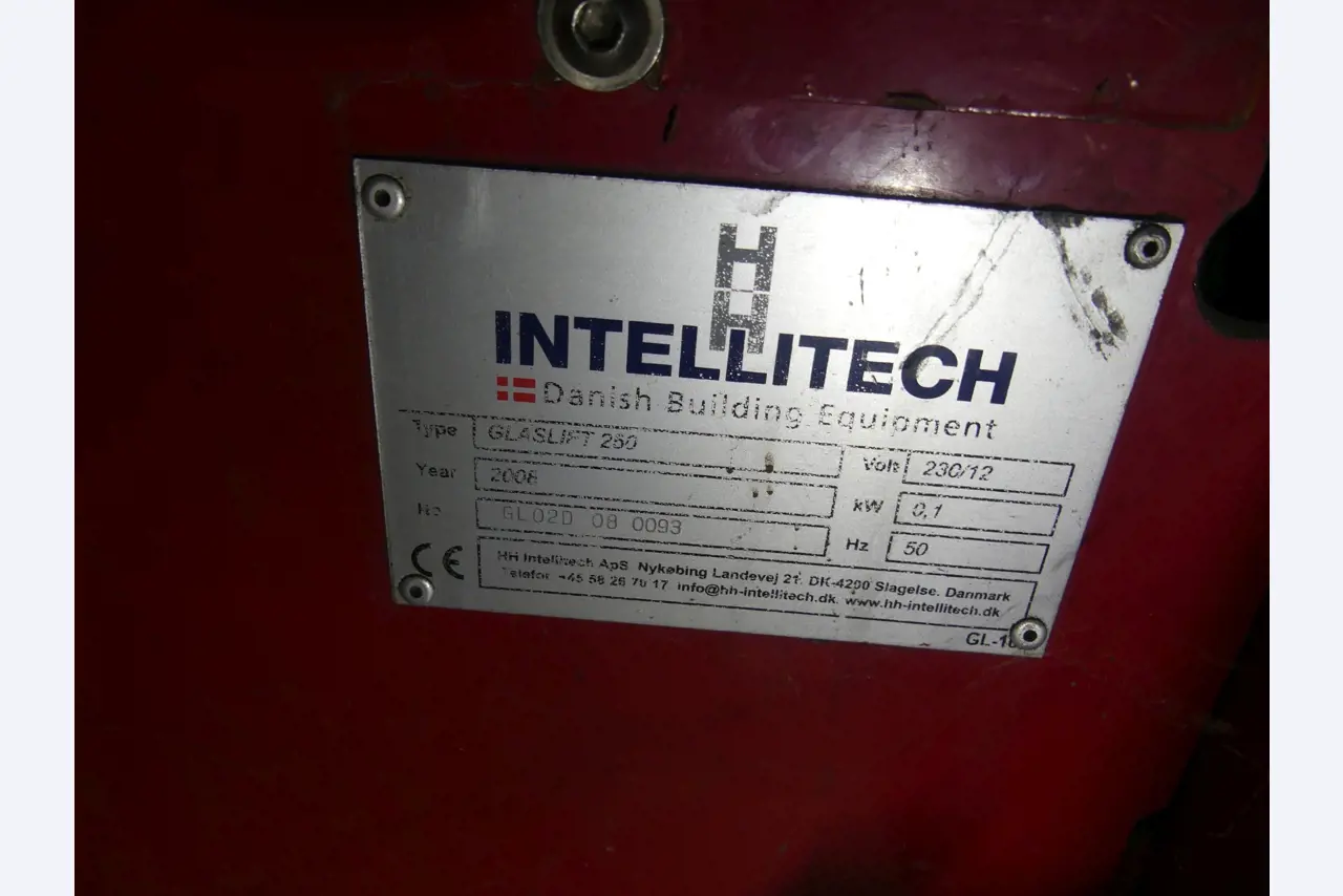 Equipamiento y accesorios de taller de una antigua empresa de construcciones metálicas-8