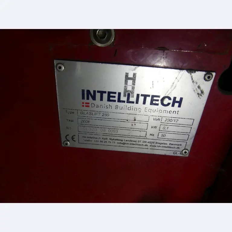 Equipamiento y accesorios de taller de una antigua empresa de construcciones metálicas-8