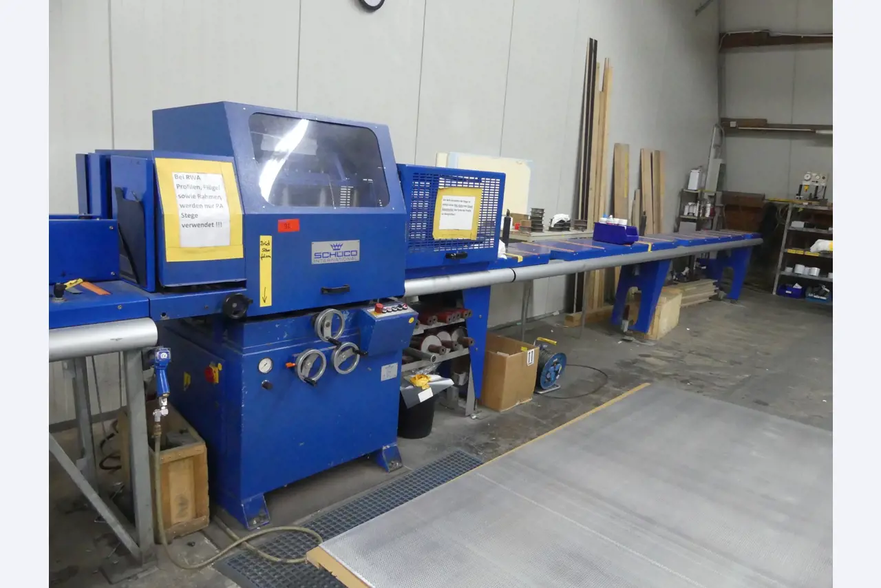 Equipamiento y accesorios de taller de una antigua empresa de construcciones metálicas-1