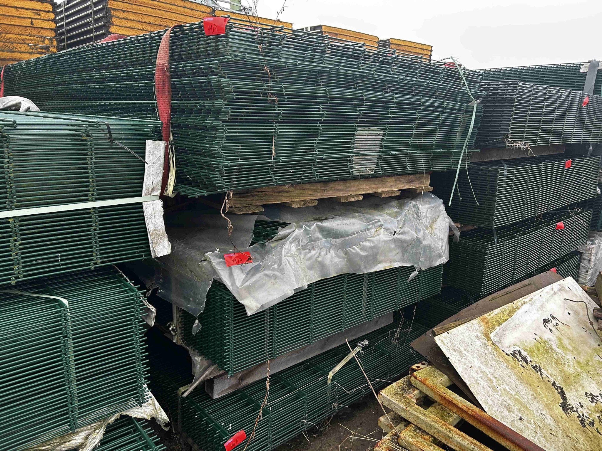 različni avtomobili, tovornjaki, motorna kolesa, delovni stroji in tovarniška oprema.-1