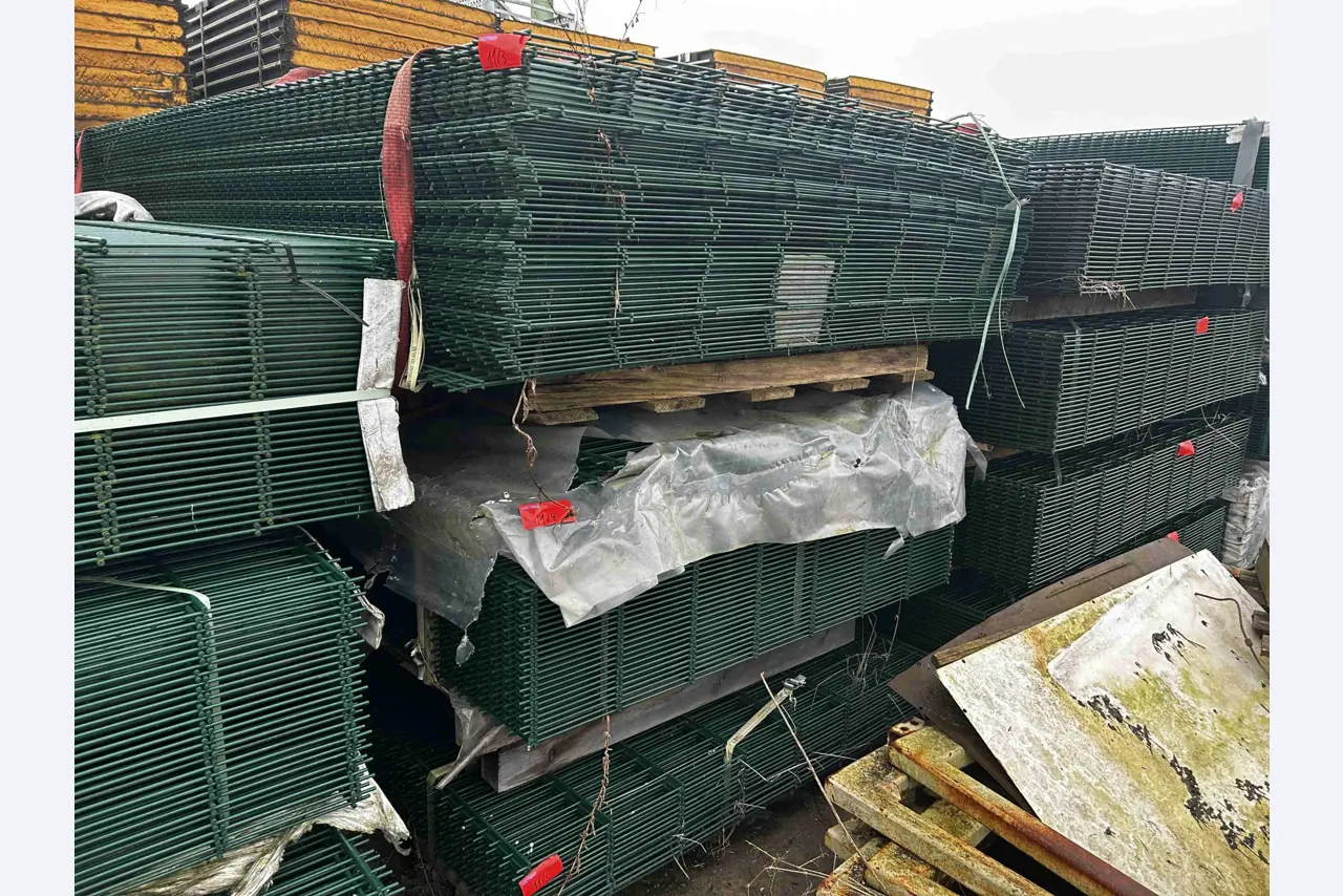 različni avtomobili, tovornjaki, motorna kolesa, delovni stroji in tovarniška oprema.-1