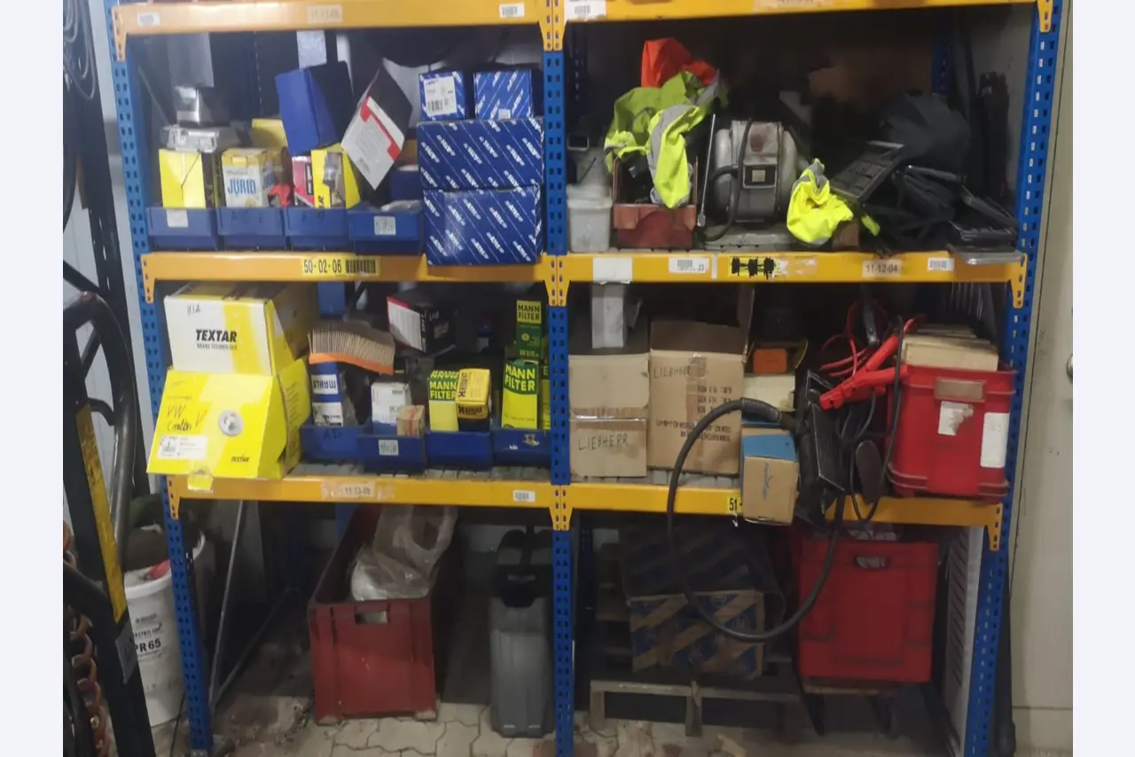 div. Werkstatteinrichtung, Fahrzeuge und Lagerbestand-2