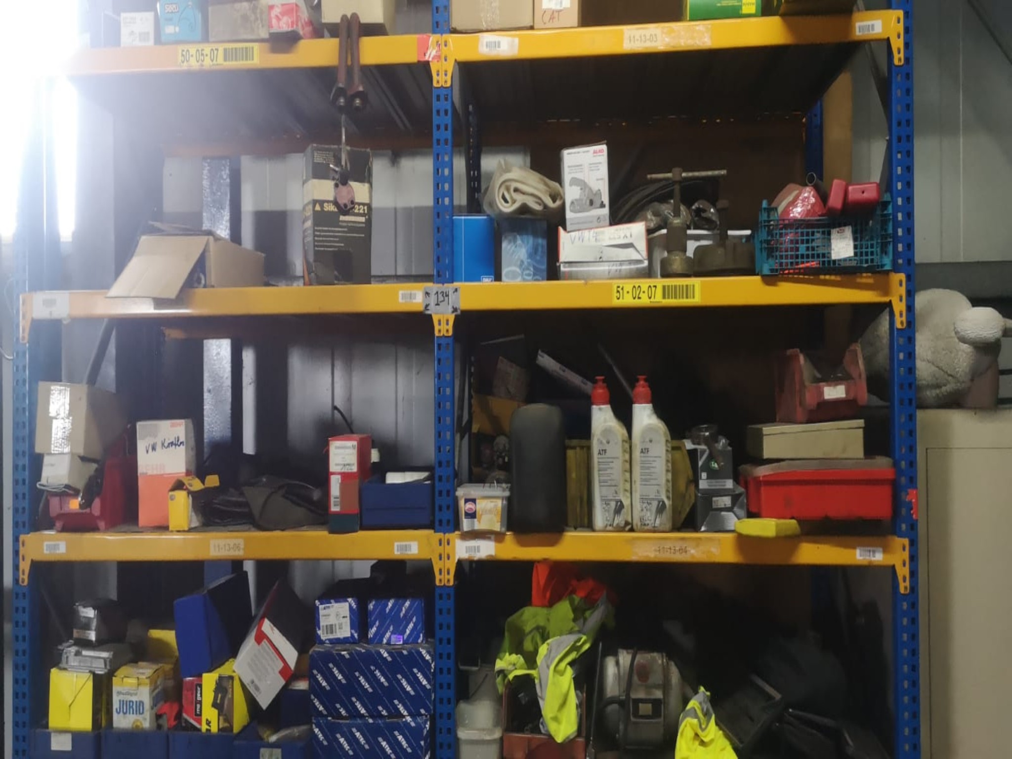 div. Werkstatteinrichtung, Fahrzeuge und Lagerbestand-3