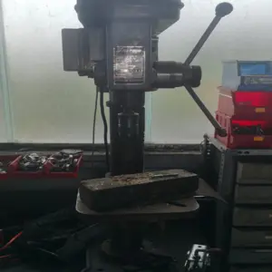 2 Stk. Werkbank mit Tisch-Bohrmaschine