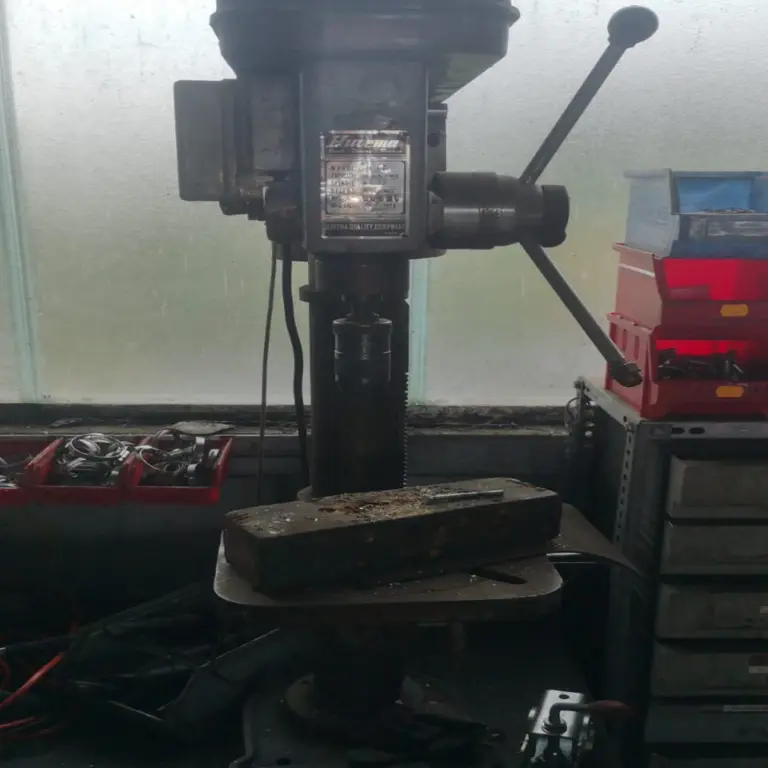 2 Stk. Werkbank mit Tisch-Bohrmaschine