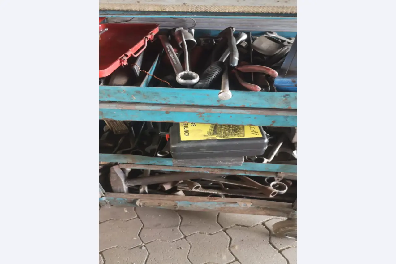 div. Werkstatteinrichtung, Fahrzeuge und Lagerbestand-2