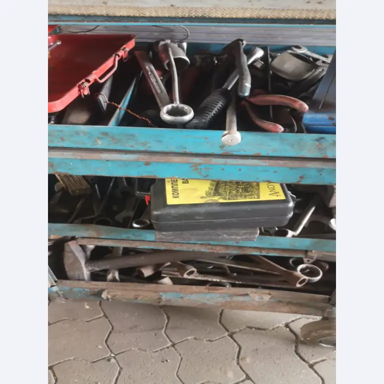 div. Werkstatteinrichtung, Fahrzeuge und Lagerbestand-2