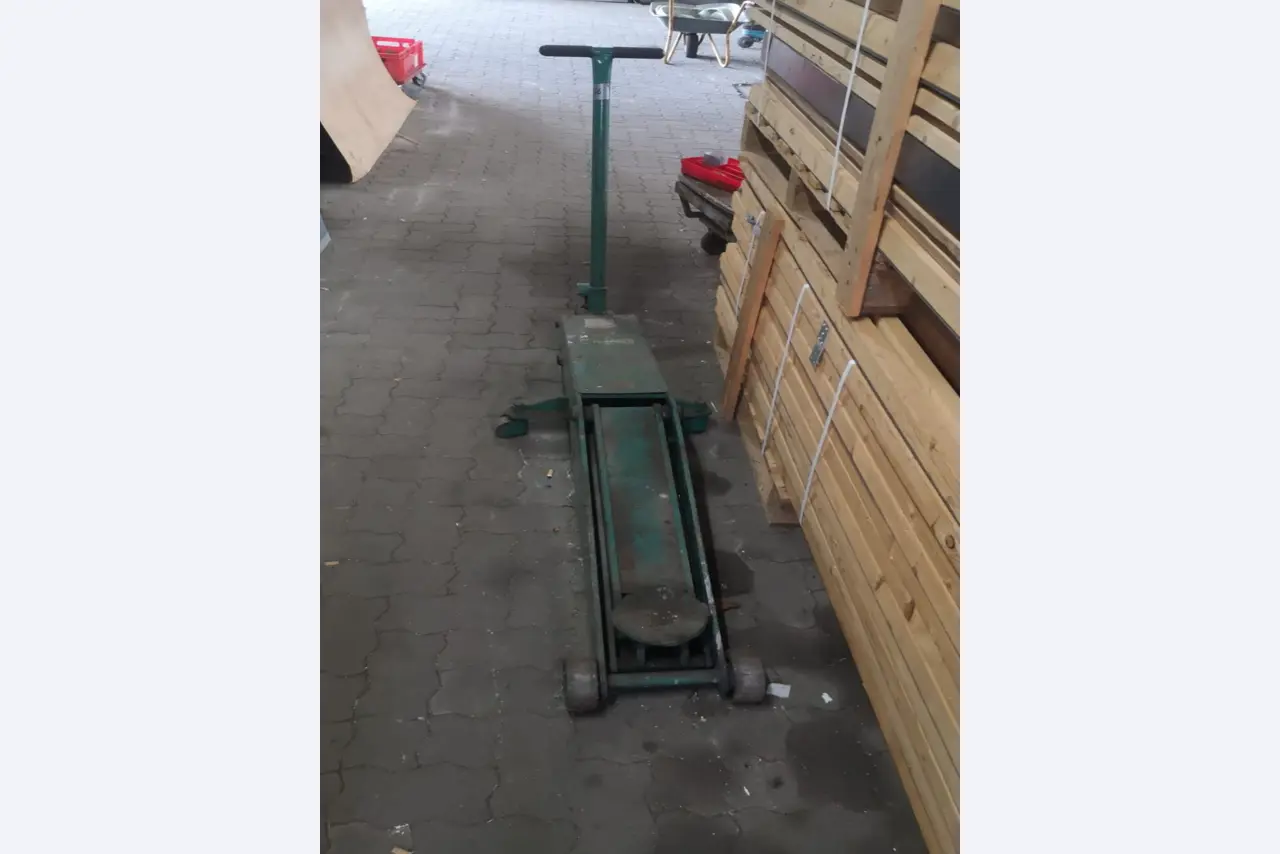 div. Werkstatteinrichtung, Fahrzeuge und Lagerbestand-1