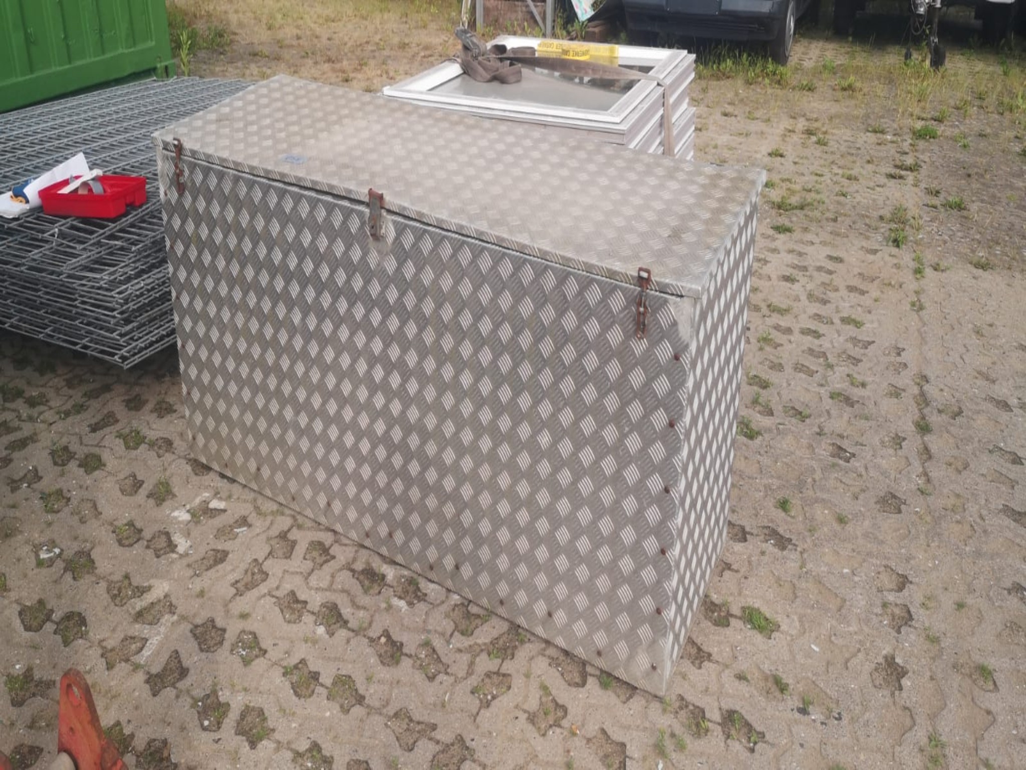 div. Werkstatteinrichtung, Fahrzeuge und Lagerbestand-1