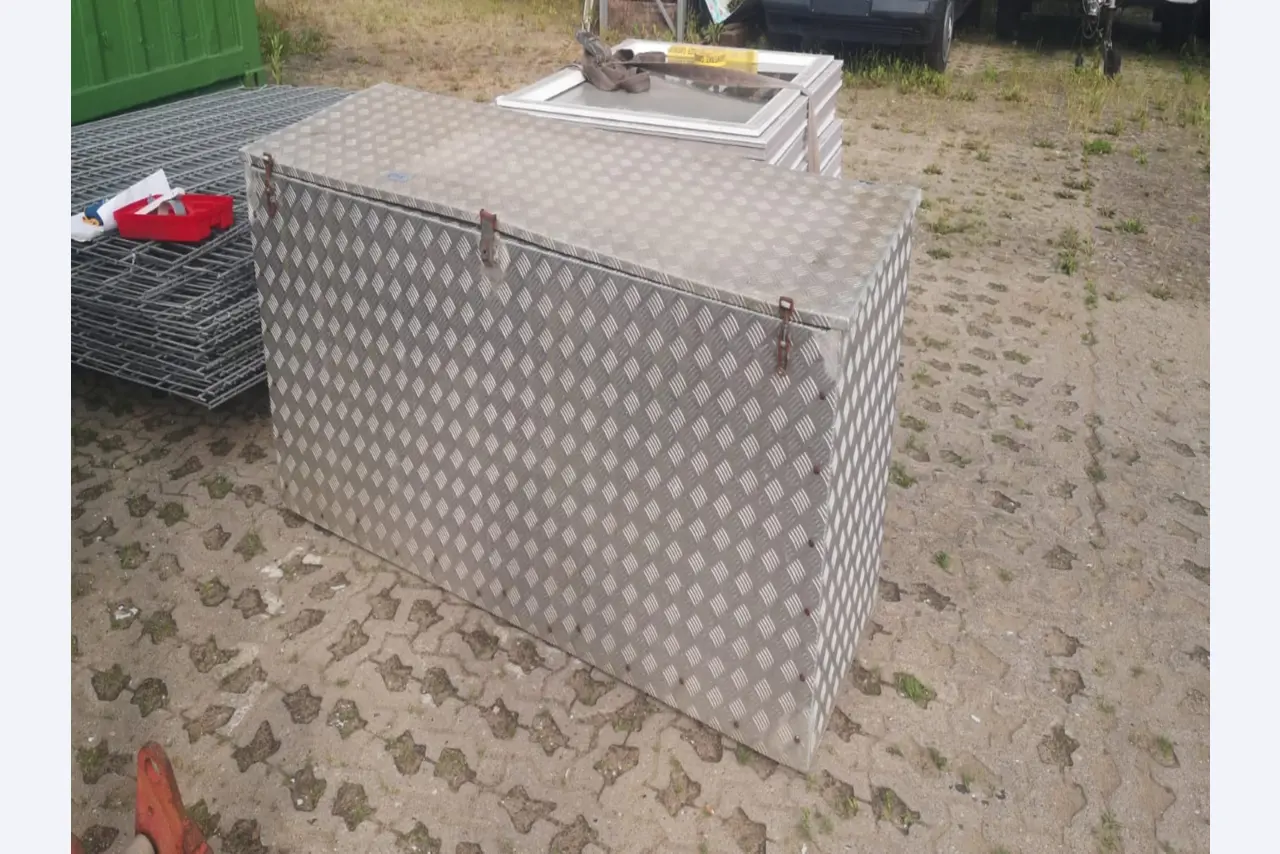 div. Werkstatteinrichtung, Fahrzeuge und Lagerbestand-1