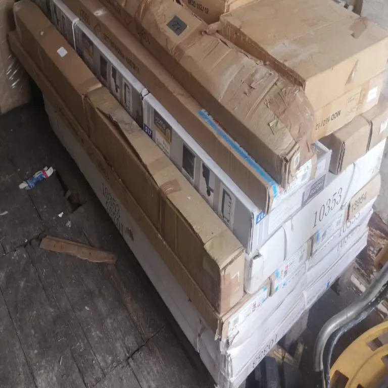 1 Posten Matratzen, Bettgestelle, Decken, Bezüge, Tische, Rollconainer