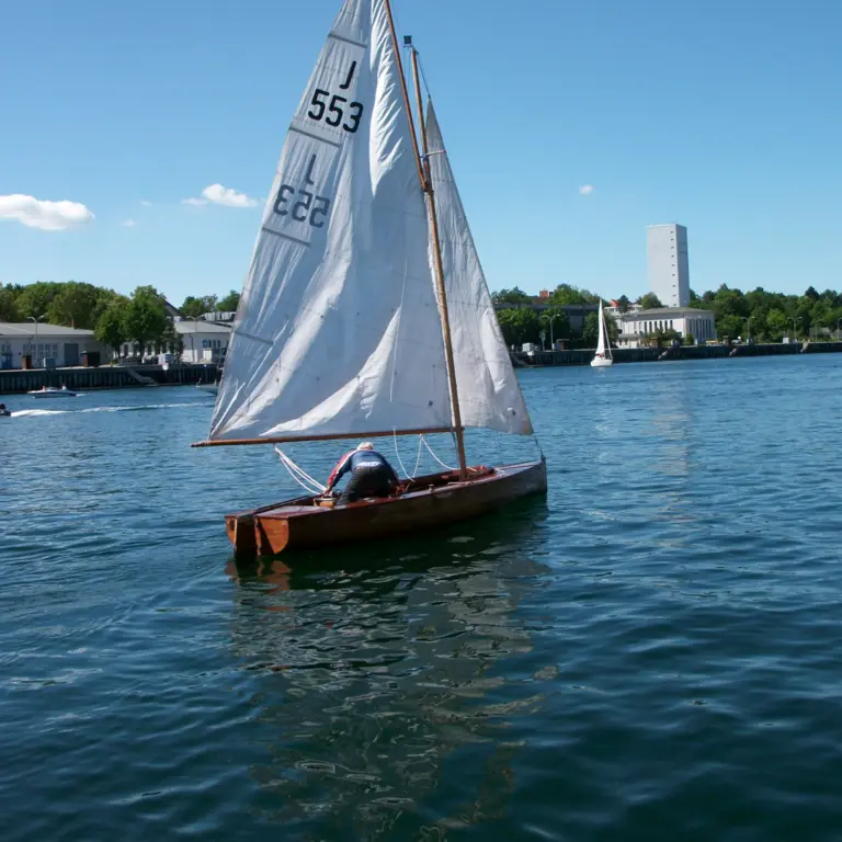 Segelboot (J-Jolle - J 553) mit Trailer