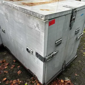 Transport box on wheels