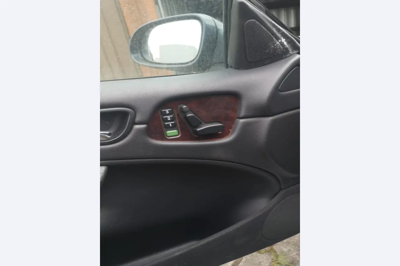 div. Werkstatteinrichtung, Fahrzeuge und Lagerbestand-8