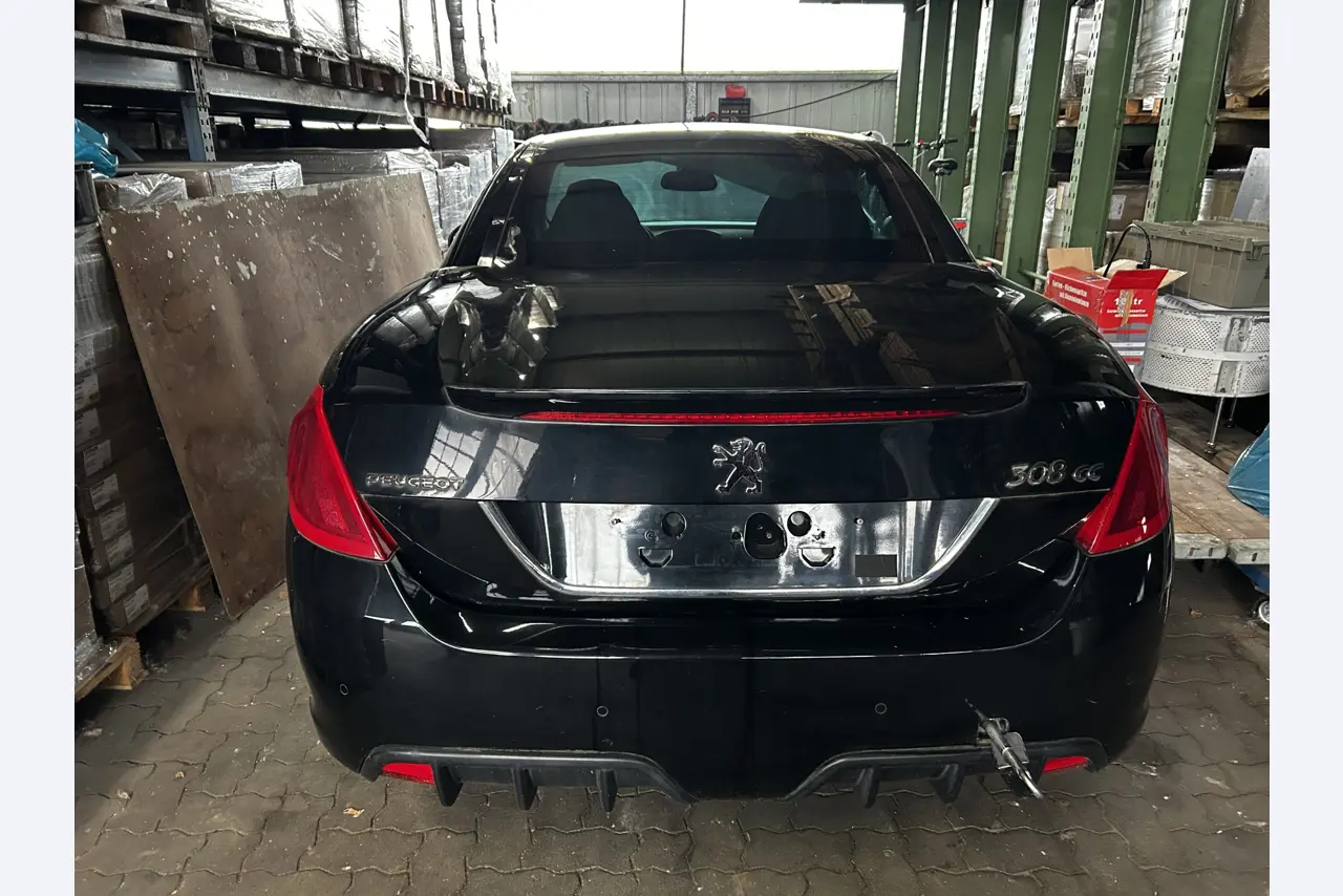 různé osobní a nákladní automobily, motocykly, pracovní stroje a tovární zařízení.-5