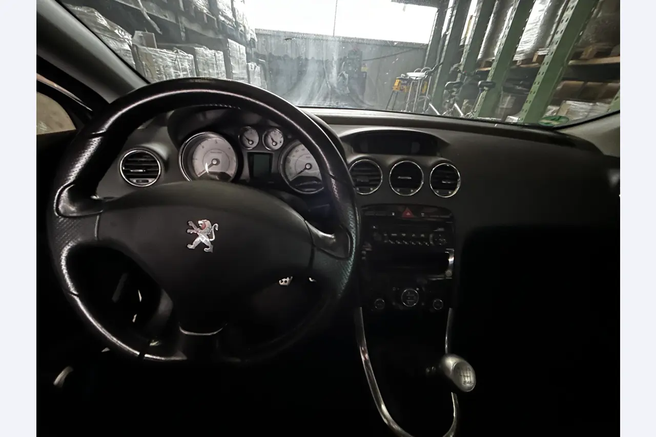 různé osobní a nákladní automobily, motocykly, pracovní stroje a tovární zařízení.-8