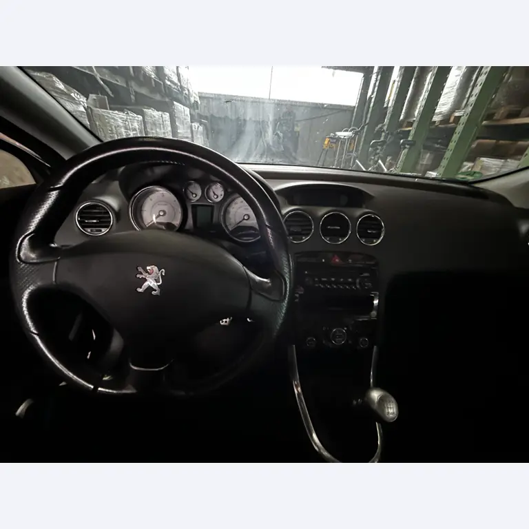 různé osobní a nákladní automobily, motocykly, pracovní stroje a tovární zařízení.-8