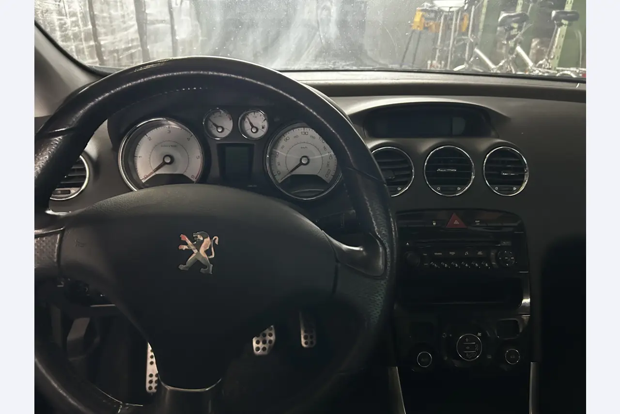 různé osobní a nákladní automobily, motocykly, pracovní stroje a tovární zařízení.-9