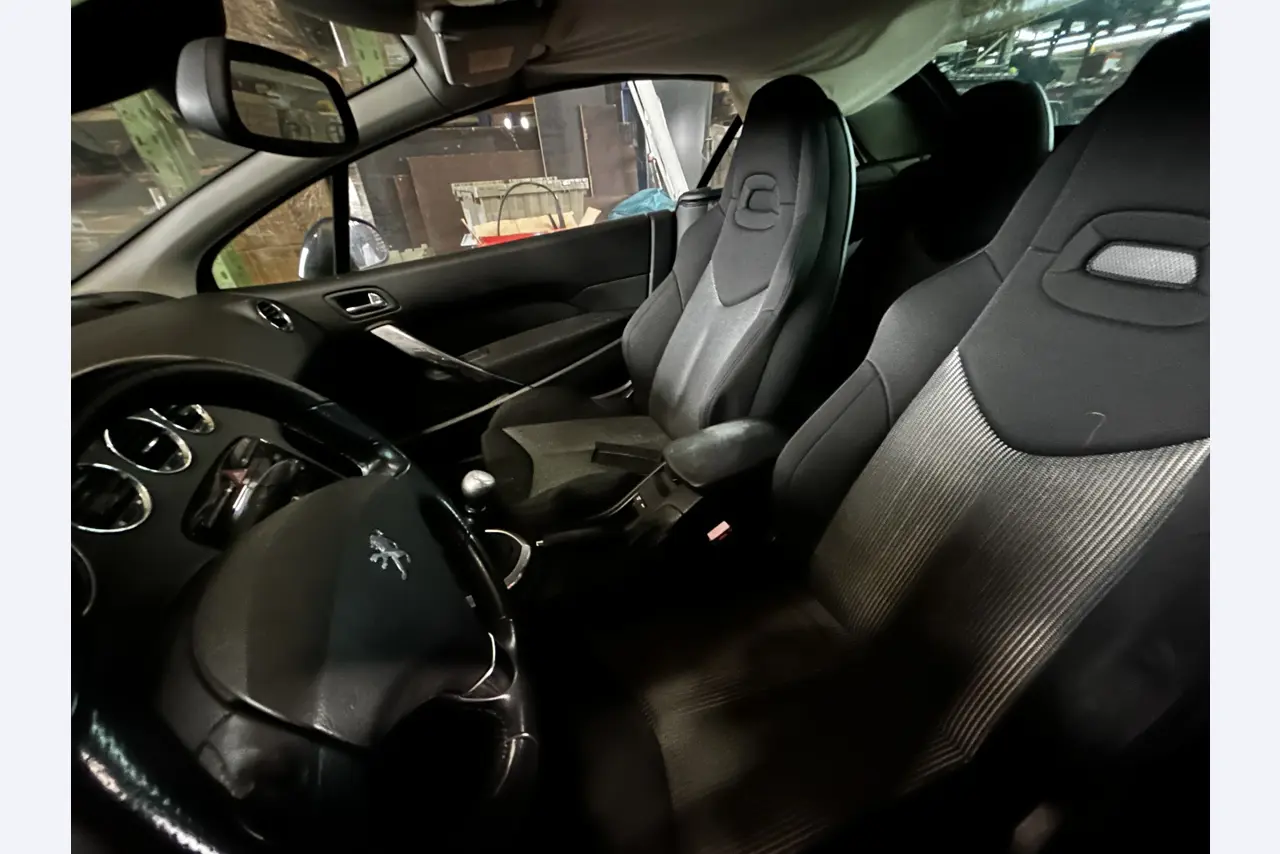 různé osobní a nákladní automobily, motocykly, pracovní stroje a tovární zařízení.-10