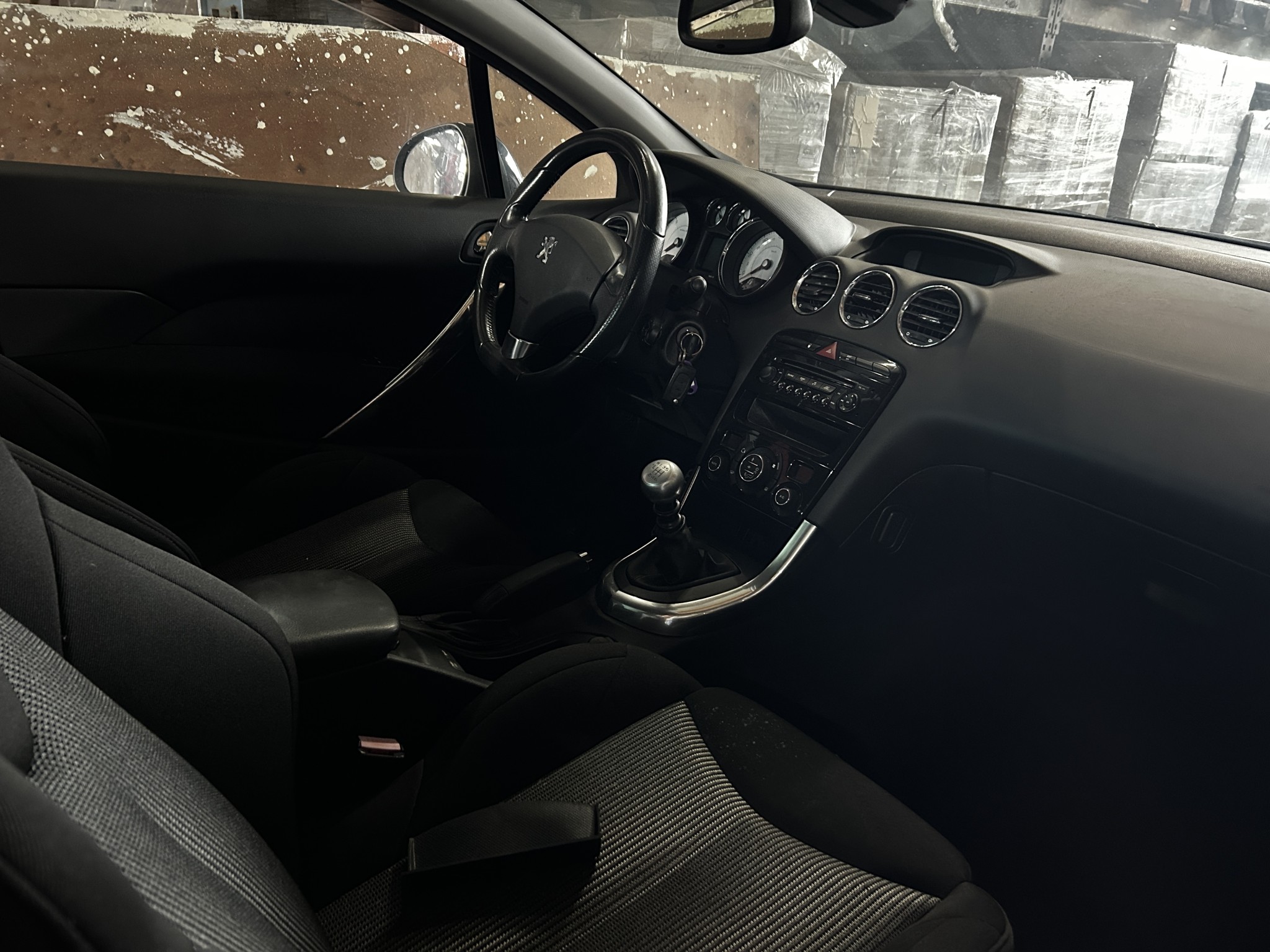 různé osobní a nákladní automobily, motocykly, pracovní stroje a tovární zařízení.-11